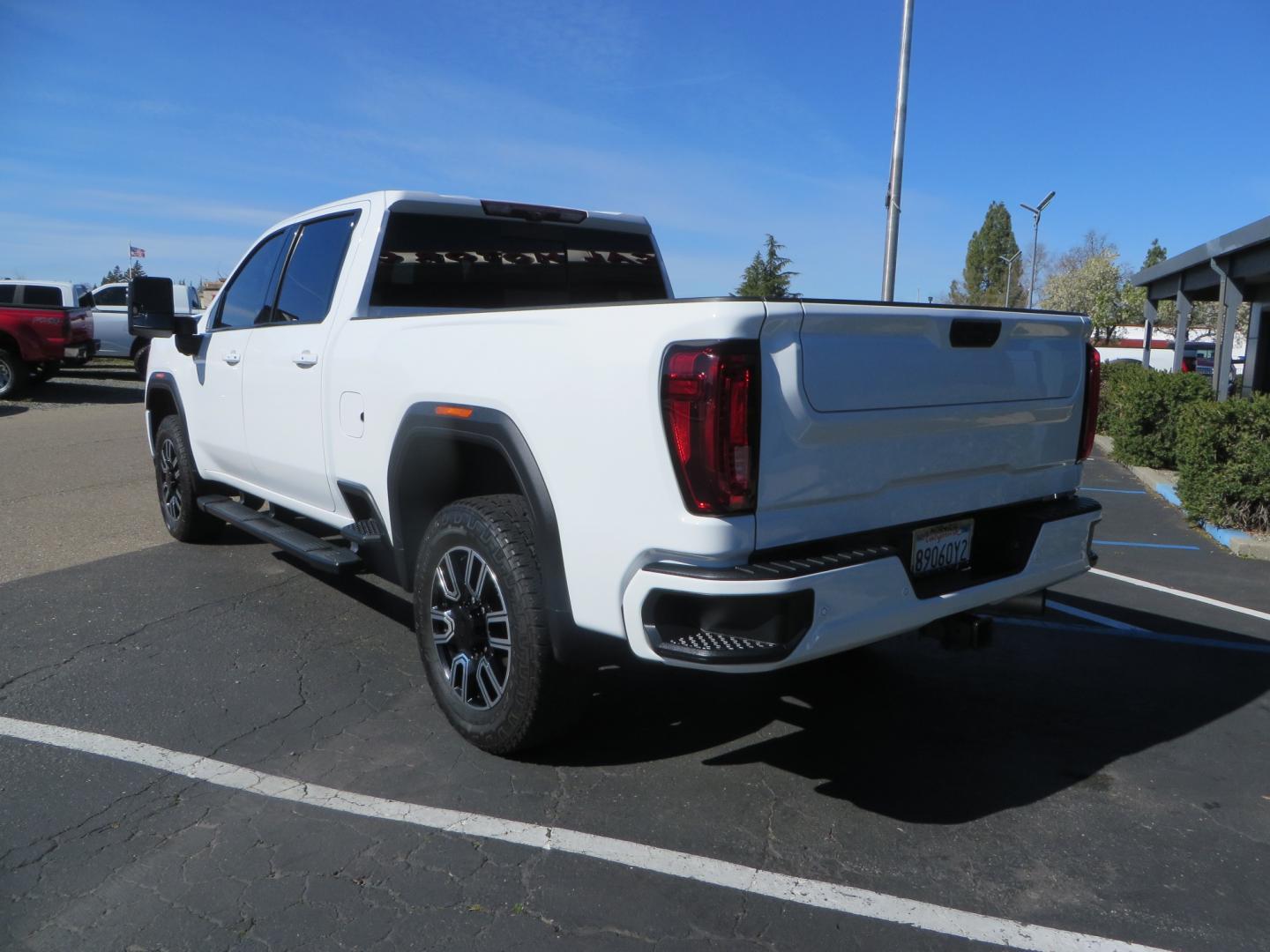 2020 White /BLACK GMC Sierra 2500HD AT4 Crew Cab Short Box 4WD (1GT49PEY9LF) with an 6.6L V8 OHV 16 DIESEL engine, 6A transmission, located at 2630 Grass Valley Highway, Auburn, CA, 95603, (530) 508-5100, 38.937893, -121.095482 - Photo#6